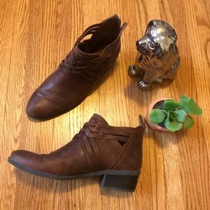 50% off today EUC Baretraps Goldie Booties